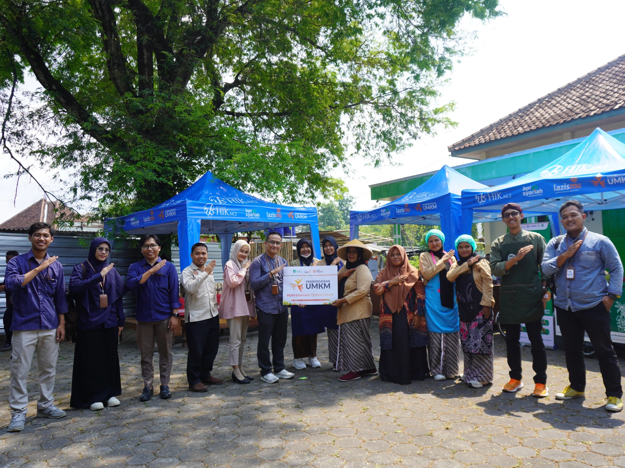 BPRS HIK MCI Bekerja Sama dengan Lazismu DIY Salurkan Bantuan 10 Tenda untuk UMKM